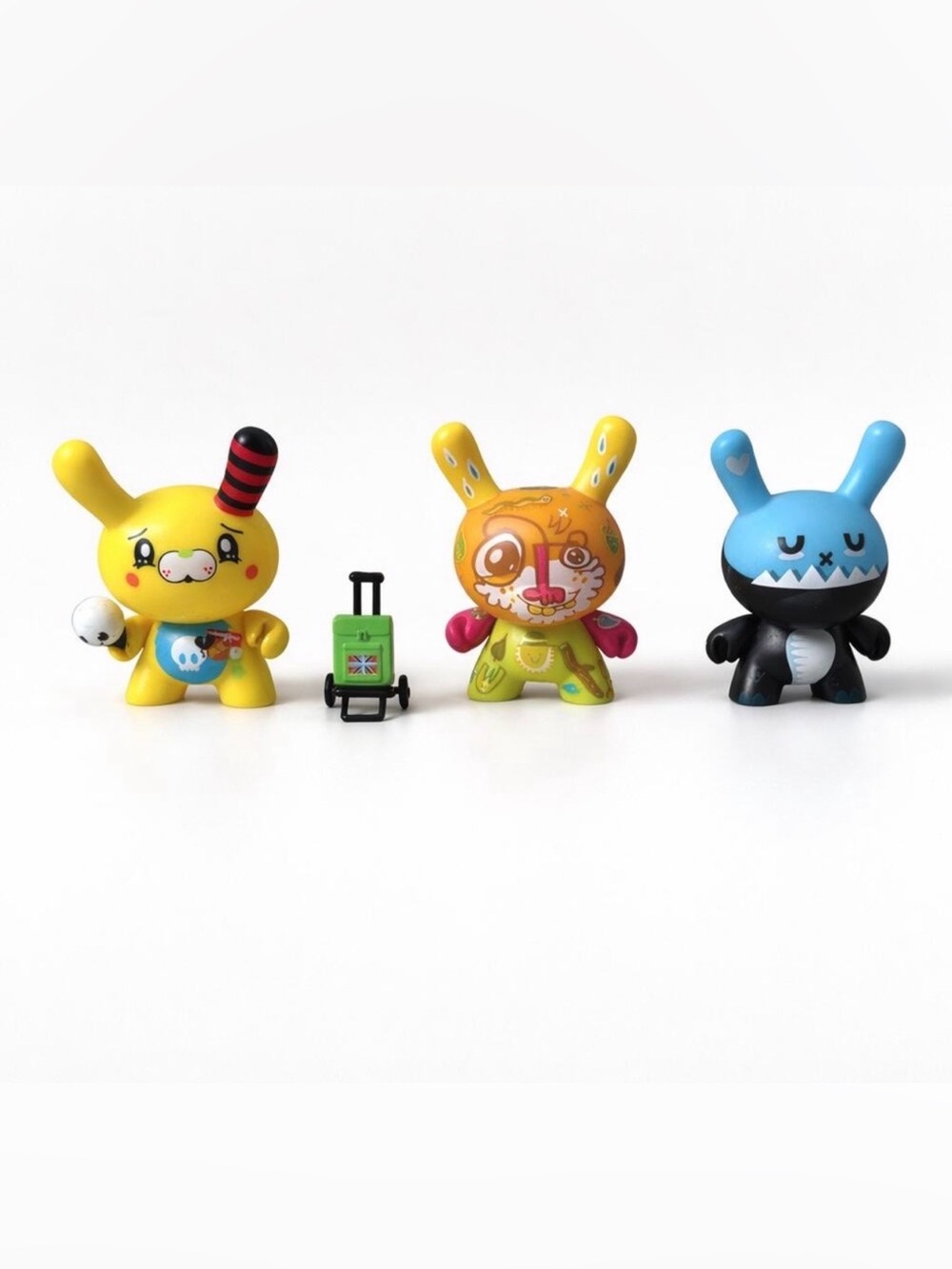 Kidrobot Dunny Ye Olde English 2009 Set of 3 Vinyl Art Toys w/ Accessories